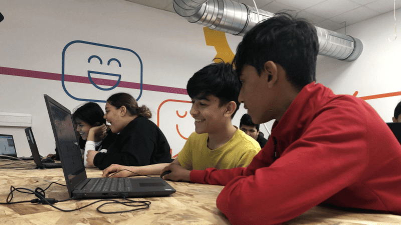 Schüler:innen programmieren mit Laptops beim Scratch-Workshop auf der Mini Makers Faire 2023