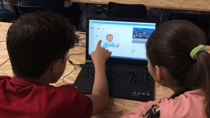 Kinder lernen mit Scratch programmieren beim Nachhaltigkeits-Workshop im Happylab
